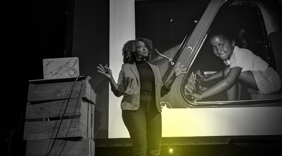 Sharon Steed speaking on stage at the beyond tellerand Berlin conference in 2019.