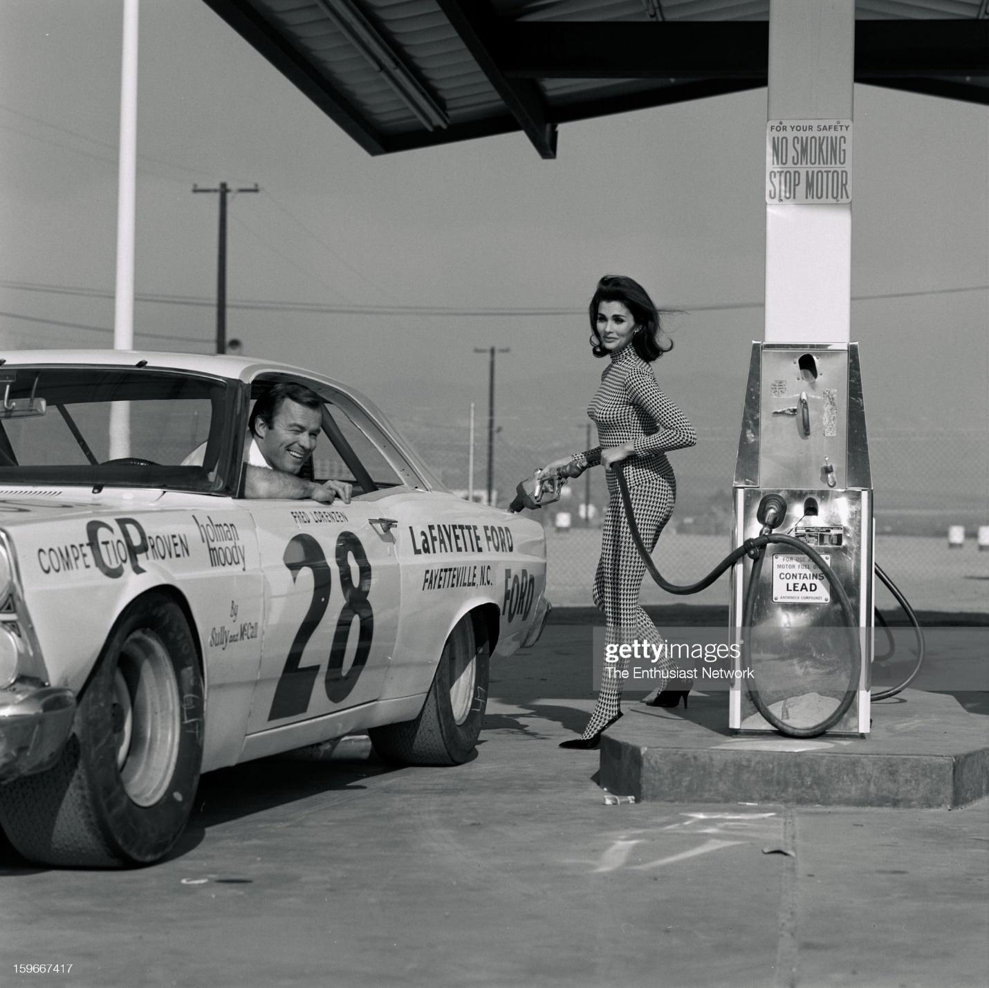 D:\Documenti\posts\posts\Women and motorsport\foto\Getty e altre\queen-motor-trend-500-fred-lorenzen-dick-hutcherson-race-queen-and-picture-id159667417.jpg