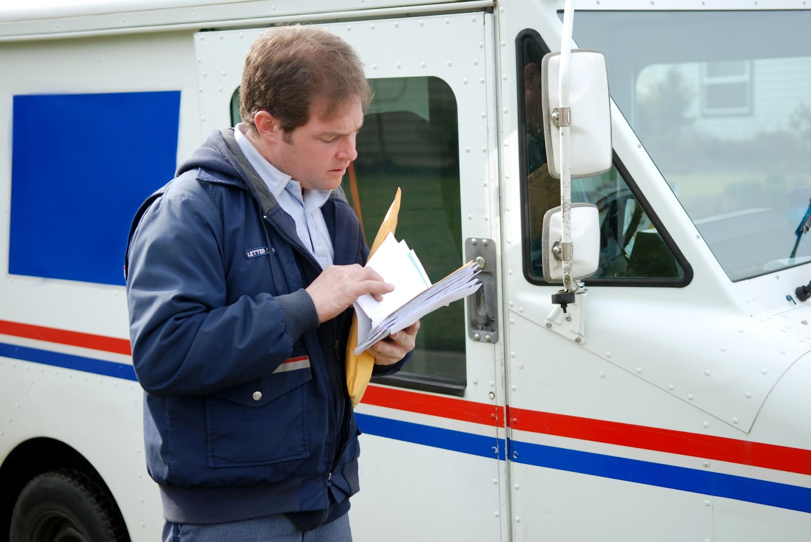 What Time Do Mail Carriers Start Work