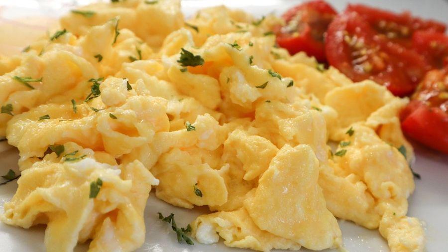 Telur orak arik alias scrambled egg adalah cara mengolah telur paling praktis dan cepat.
Cara mengorak arik telur yang benar yaitu dikocok terlebih dahulu.