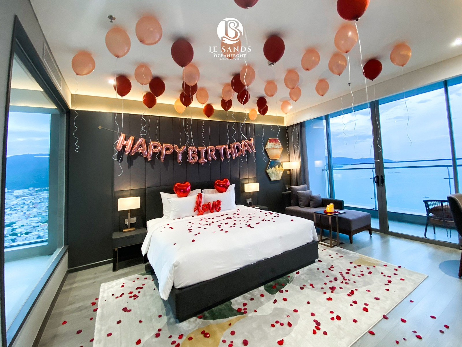 Các loại phòng khách sạn 4 sao tại Đà Nẵng 2 - Một kiểu phòng trăng mật tại Le Sands Oceanfront Danang Hotel.