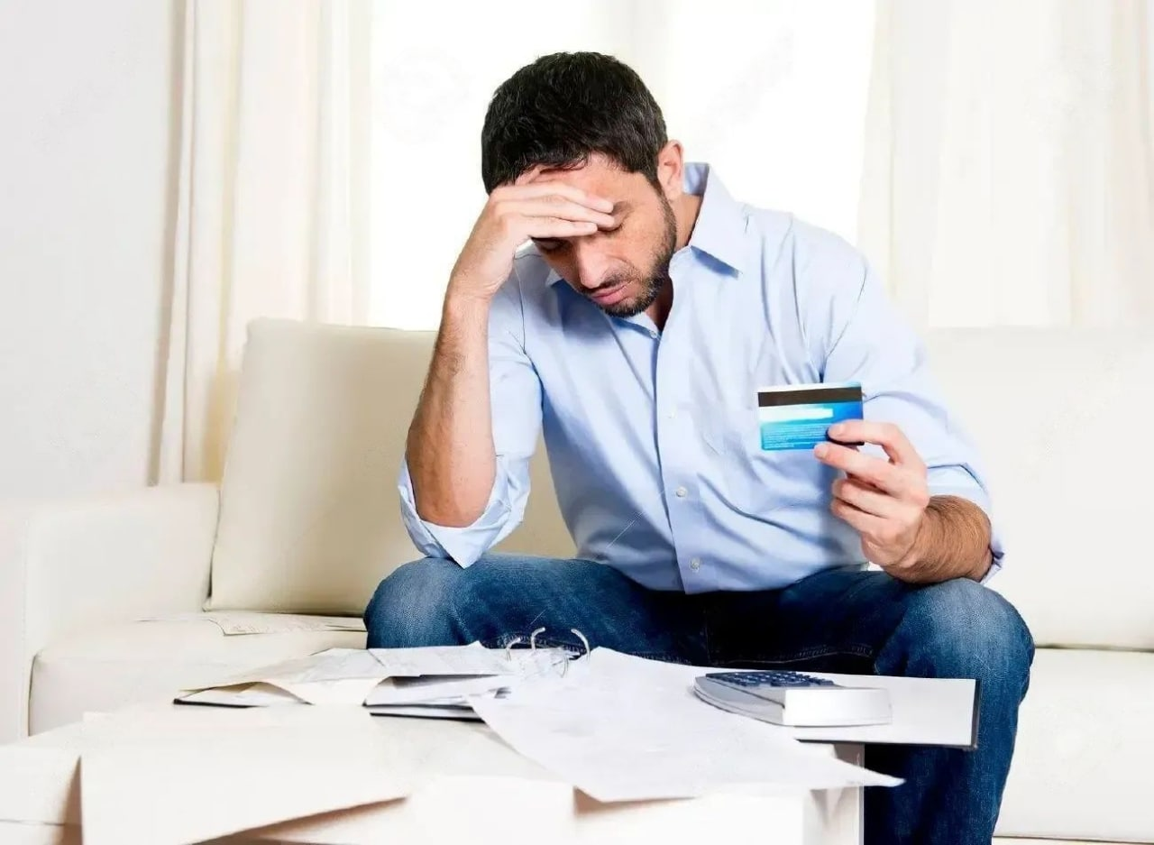 worried personholding a credit card