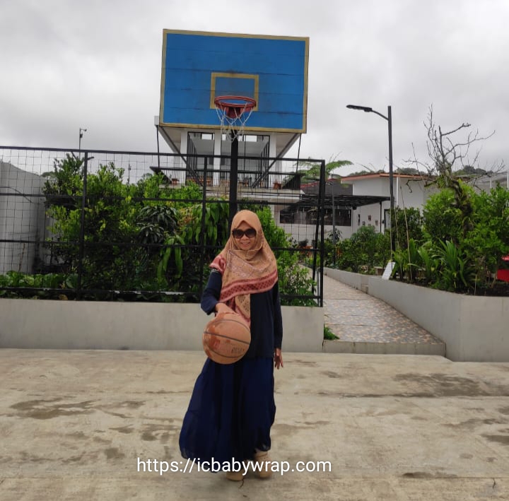 Berkeringat: Olahraga Bola Basket di Halaman Villa