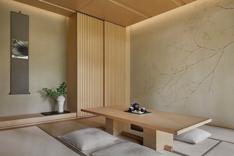 Giấy dán tường màu be với hoa văn in chìm khéo kéo – lựa chọn hoàn hảo cho phong cách nội thất Zen của Nhật Bản