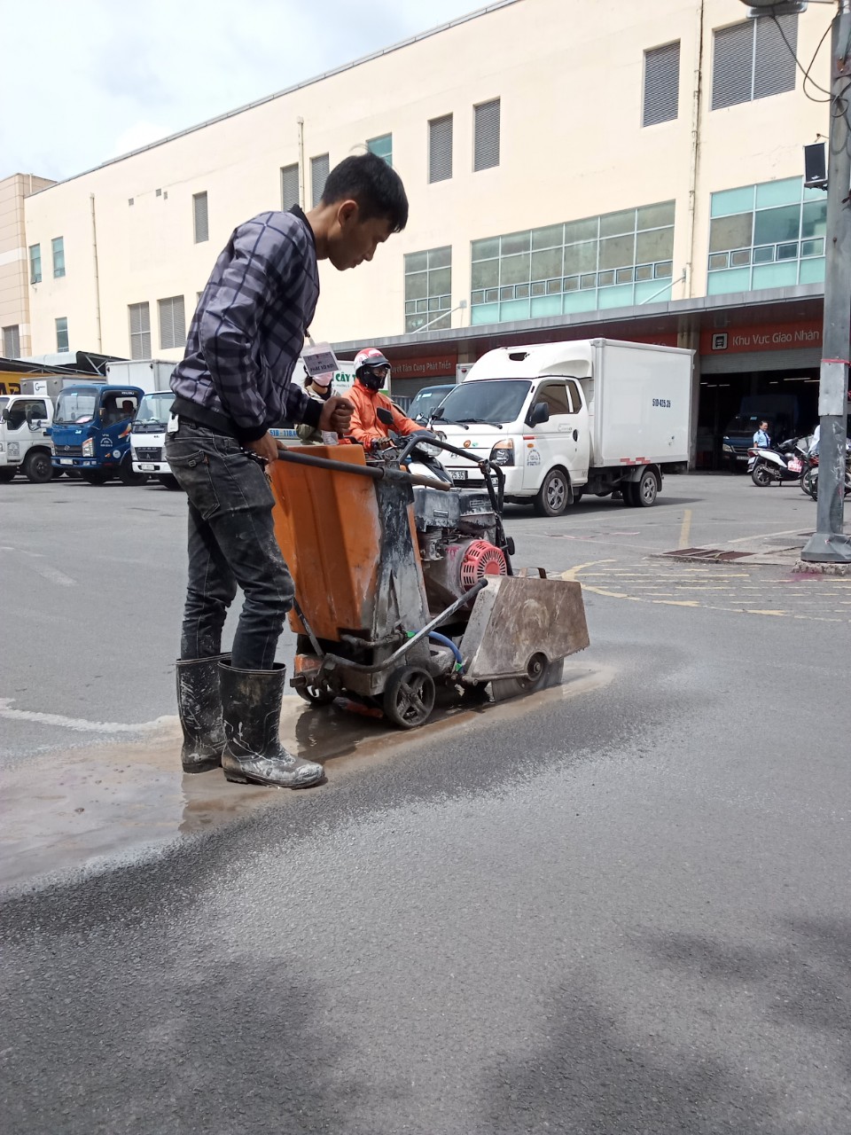 Thiết bị chuyên dụng được sử dụng để khoan cắt bê tông