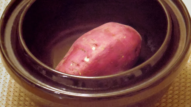 サツマイモを土鍋に直に入れると焦げ付く
