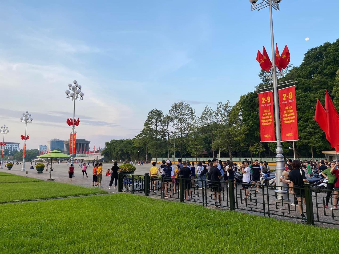 Hàng dài người xếp hàng vào Lăng viếng Chủ tịch Hồ Chí Minh trong ngày 2/9 - Ảnh 1.