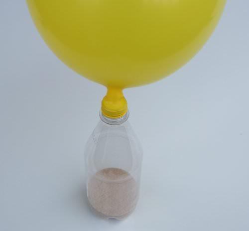 hacer-pelota-malabares-globo-fijado-botella