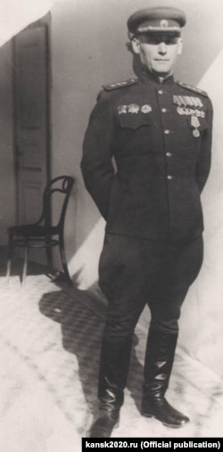 Генерал Леонтий Котляр в 1941 году являлся начальником Главного военно-инженерного управления РККА. 28 апреля 1945 года он был награждён "Золотой Звездой" Героя Советского Союза