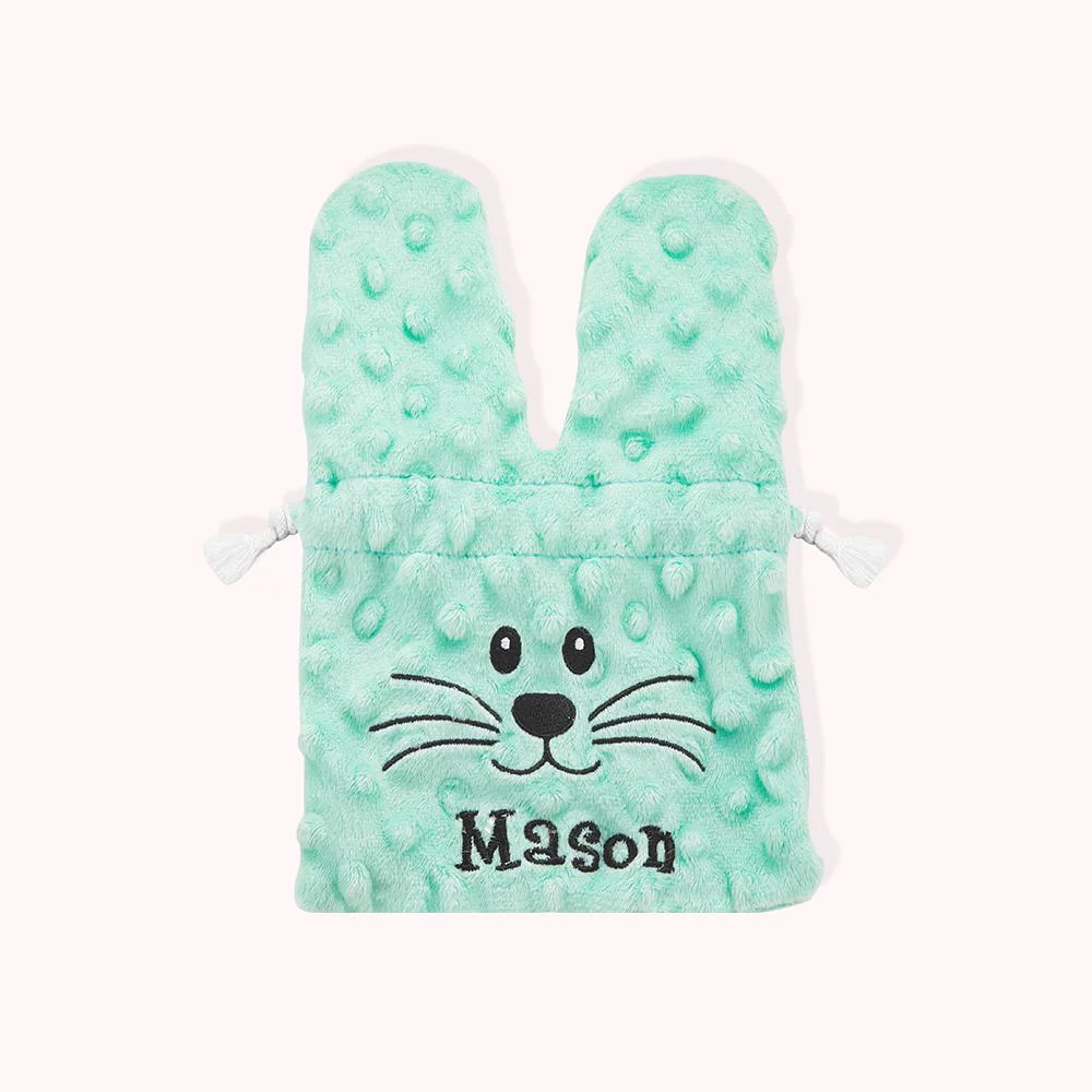 Sac de Pâques vert en forme d’oreilles de lapin décoré avec cordons. 