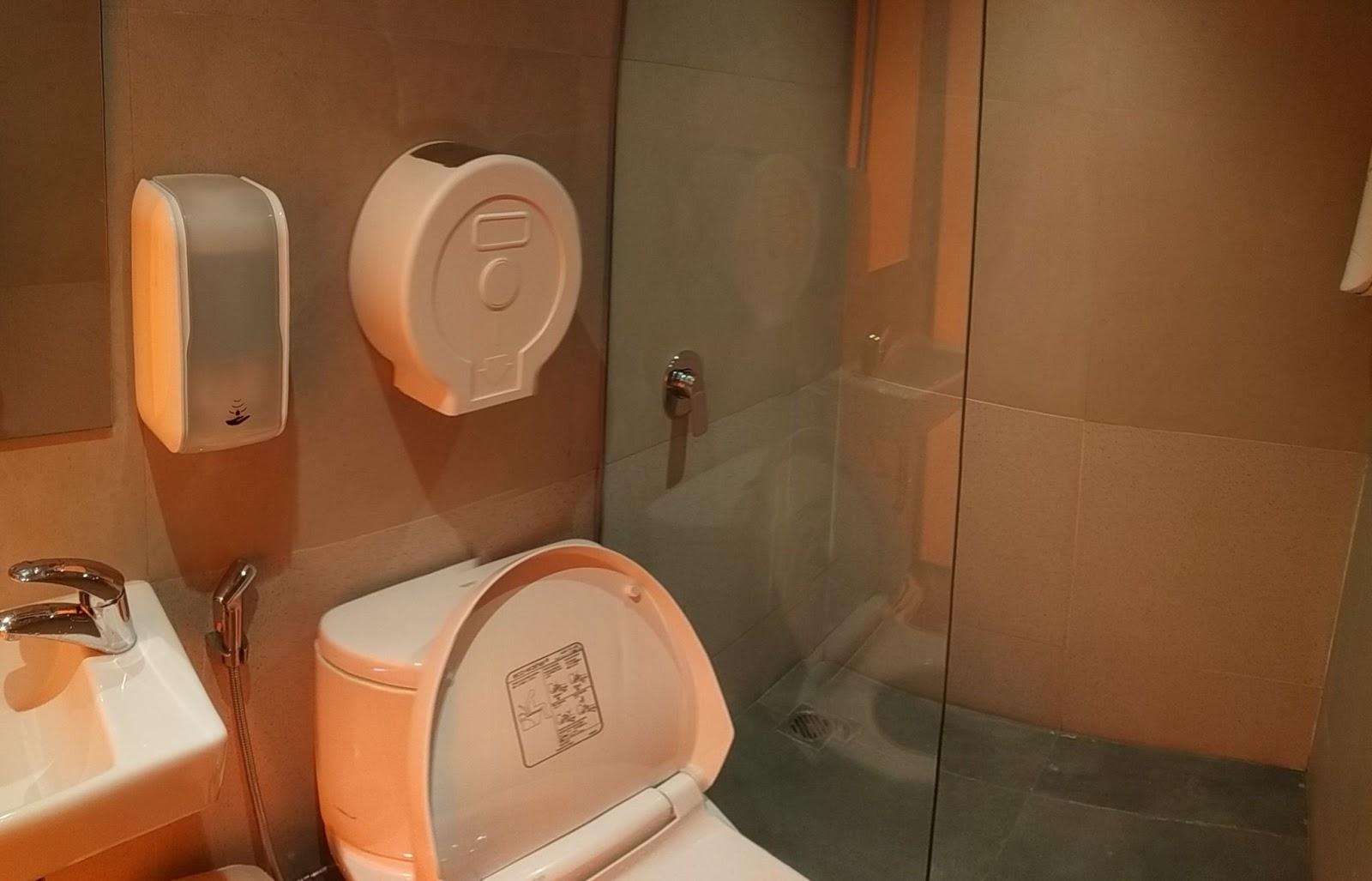 Tersedia shower untuk mandi di Smart Glass Toilet (Foto Dok. pribadi penulis)