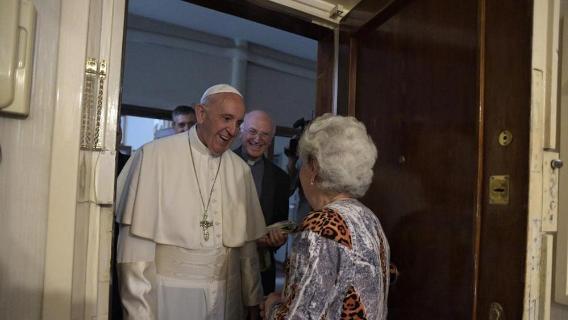 Chuông cửa reo … “Ai đó?” “Đức Giáo hoàng đây”