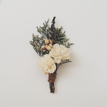 Бутоньерка из атласных лент – композиция из тюльпанов в технике канзаши