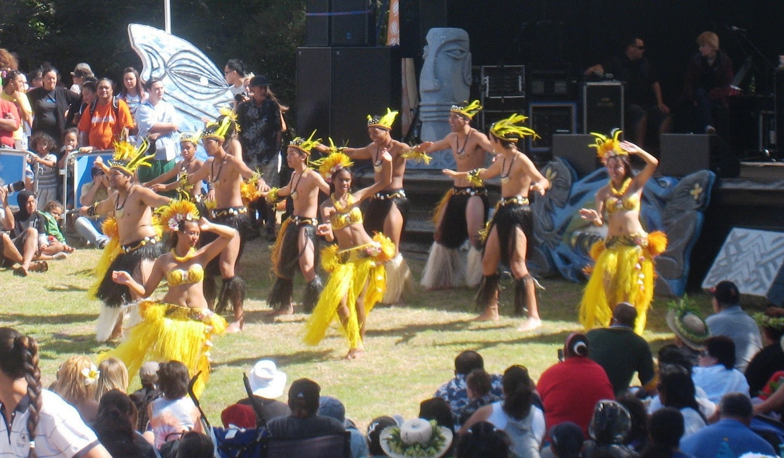 File:Cook Island dancers at ...
