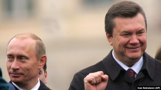 Президент Росії Володимир Путін (л) та кандидат у президенти України Віктор Янукович (п), жовтень 2004 року