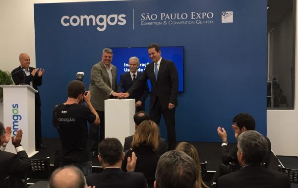 Secretário Meirelles, o diretor de Operações do São Paulo Expo, Daniel Galante, e o presidente da Comgás, Nelson Gomes celebram a inauguração do sistema de cogeração a gás natural na São Paulo Expo