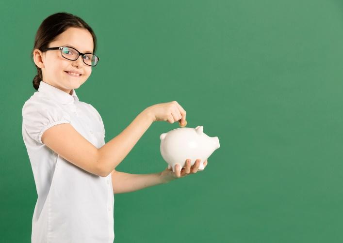 C:\Users\Кристина\Downloads\girl-putting-coin-piggy-bank.jpg