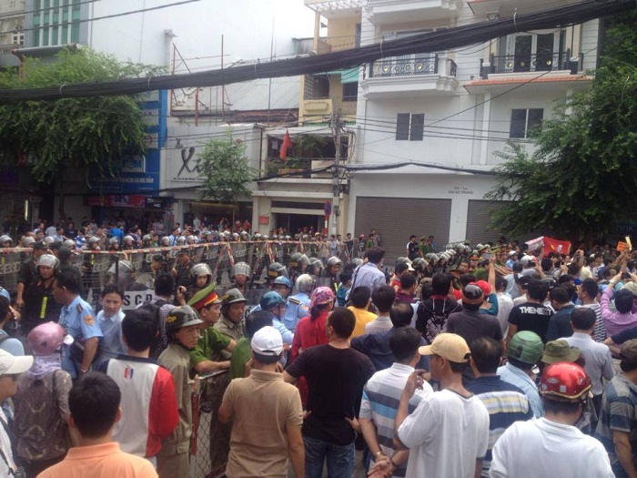 Lực lượng của chính quyền ngăn chặn đoàn biểu tình tại khu vực ngã tư Hai Bà Trưng - Nguyễn Thị Minh Khai (khu vực có Lãnh Sự Quán Trung Quốc)