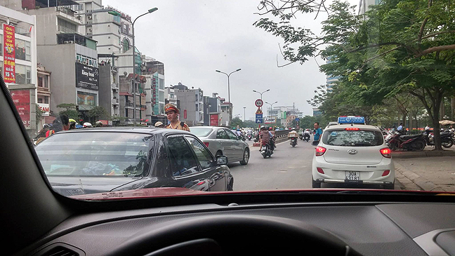 những lưu ý khi lái xe ô tô - nhìn phía trước xe ô tô