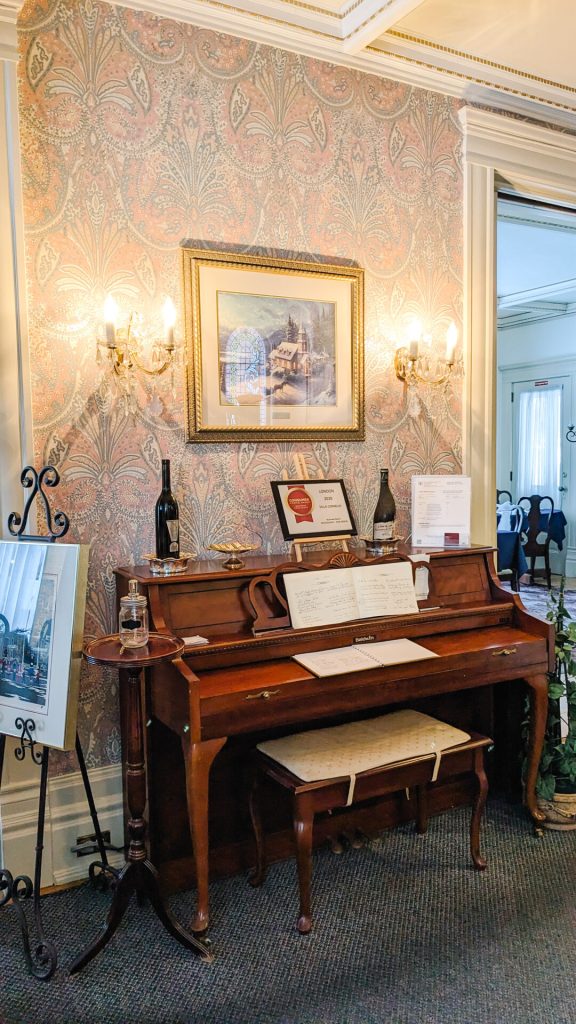 Guest room Villa Cornelia with piano