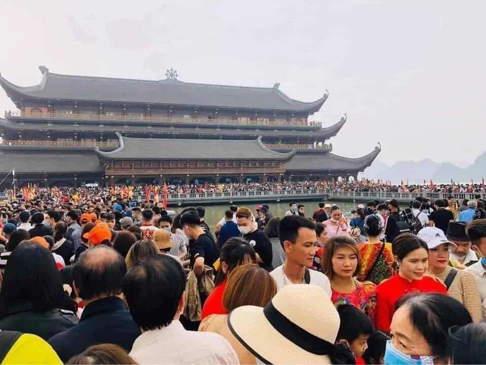 Thời đại của đám đông và chùa siêu to,khổng lồ 