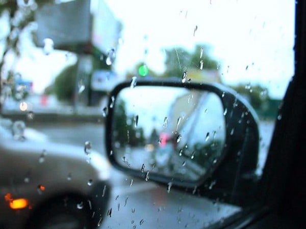 Nếu gương nhòe bạn nên dừng xe để lau sạch nước trên gương