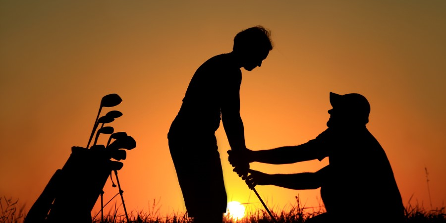 golf, dia del padre, padre e hijo jugando al golf,