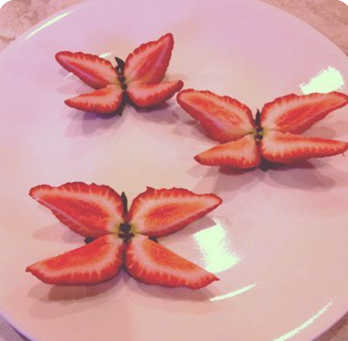 A plate with cut strawberries on it

Description automatically generated with low confidence