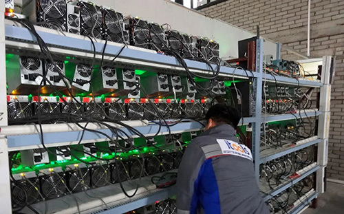 Bitcoin mất giá, thiết bị đào cũng lao đốc theo. Ảnh: Nikkei.