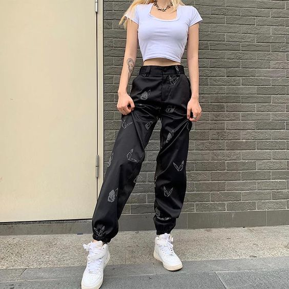 Quần Jogger cùng áo croptop giúp nàng khoe eo thon, dáng xinh