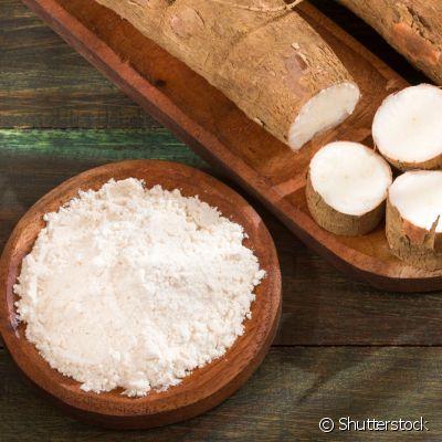 Fécula de mandioca é fonte de fibras, cálcio, ferro, antioxidantes e diversos nutrientes importantes, sendo indicada para substituir a farinha de trigo em determinadas receitas