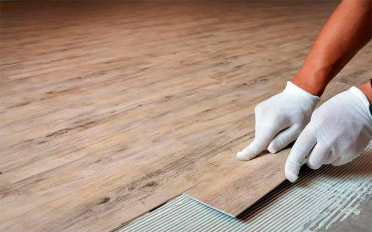 Універсальним варіантом вважається вінілова підлога. Це сучасне покриття на основі ПВХ і мінеральних домішок