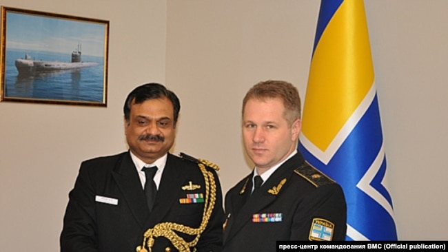 Дмитро Шакуро (праворуч), у 2014 році контрадмірал ВМС України