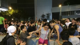 Sinh viên biểu tình giúp nhau vượt qua một chướng ngại vật trên đường phố Hong Kong. (Ảnh: Nguyễn Hoàng Thanh Tâm)
