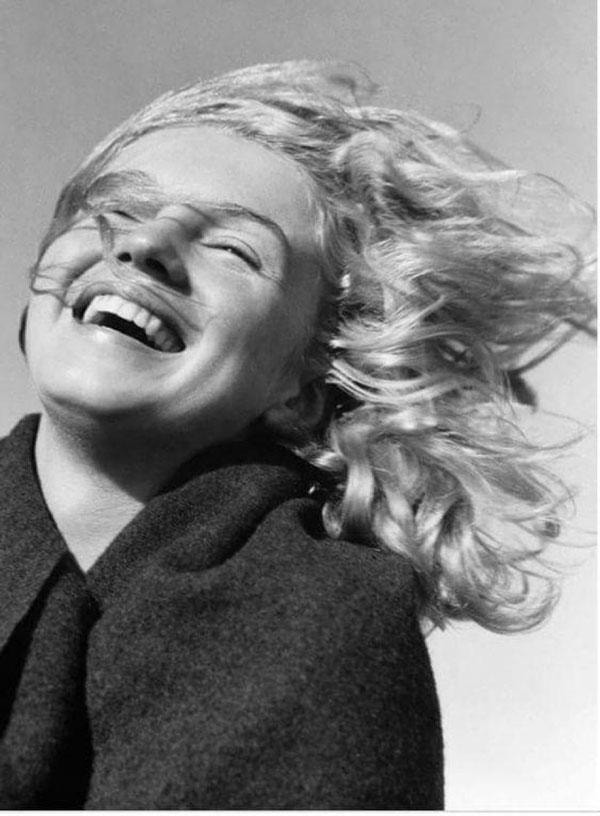 Marilyn Monroe without makeup Photo with toothy smile which was rarely seen in her pictures