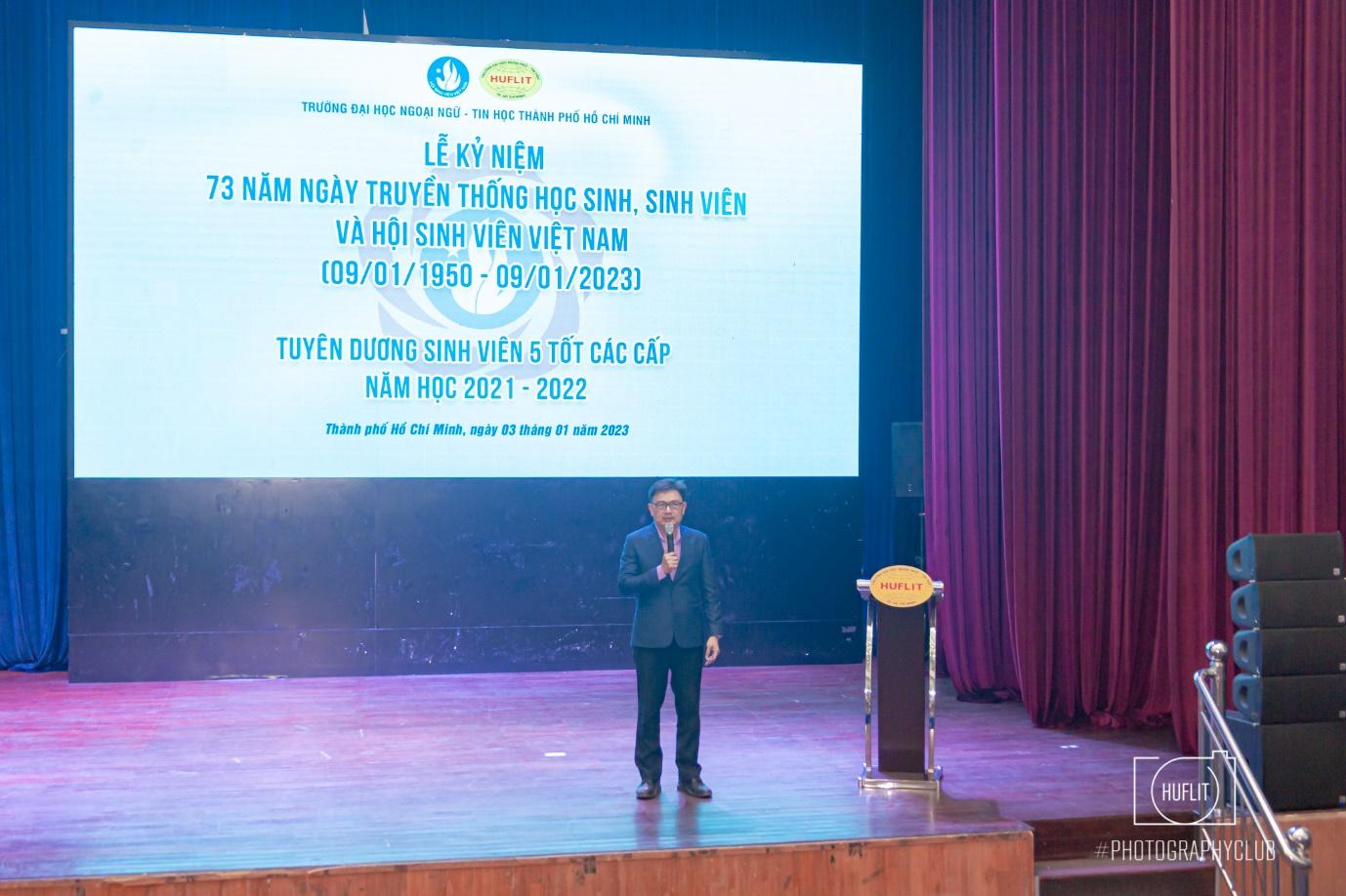 Thầy Nguyễn Anh Tuấn - Bí thư Đảng ủy, Hiệu trưởng HUFLIT phát biểu chúc mừng các gương sinh viên 5 tốt các cấp