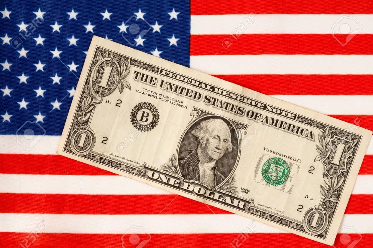 Billete De Un Dólar Sobre La Bandera De Los Estados Unidos Fotos, Retratos, Imágenes Y Fotografía De Archivo Libres De Derecho. Image 87847277.