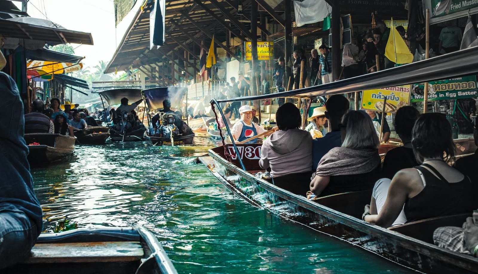 5 days 4 nights Bangkok itinerary, damnoen saduak floating market, popular with tourists