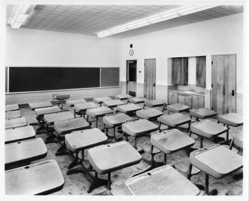 Beach_Court_Elementary_School_classroom