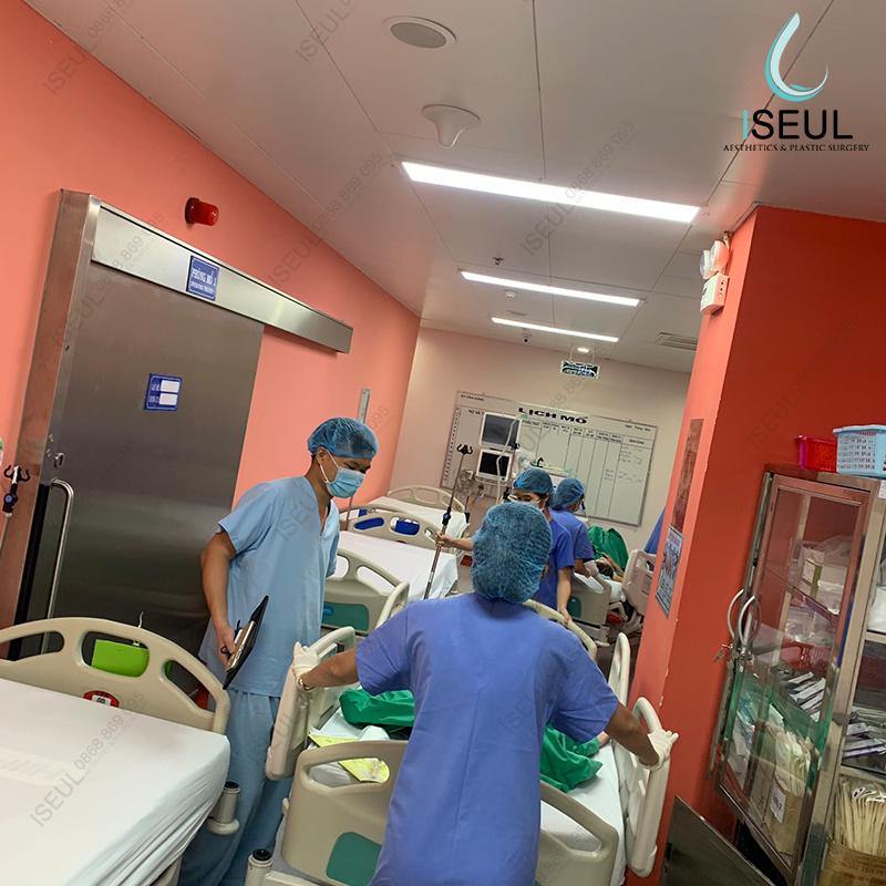 Ảnh có chứa trong nhà, người, tường, người đàn ông

Mô tả được tạo tự động