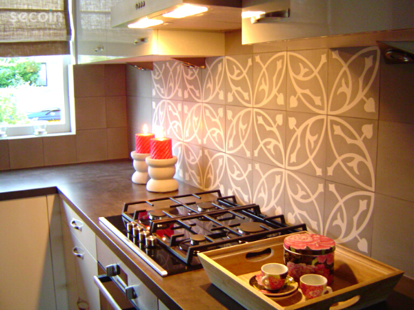 Gạch hoa văn màu sắc tối màu giúp không gian bếp thêm sang trọng