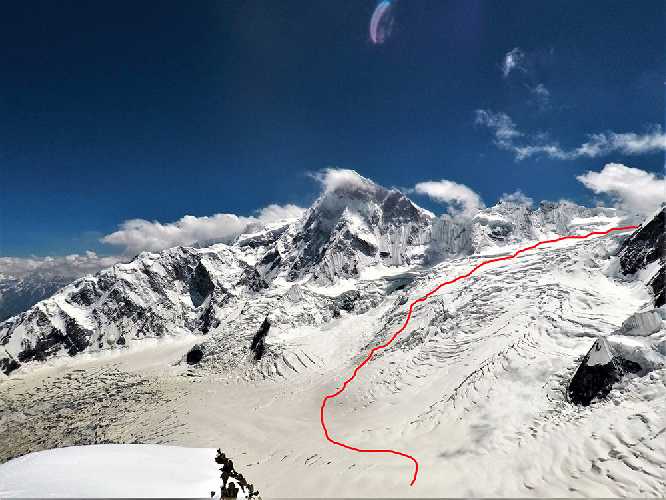 Джеймс проложил маршрут через сложный ледопад, чтобы добраться до верховьев ледника Пассу, где и разбил высотный лагерь на отметке 6500 метров. Фото James Price