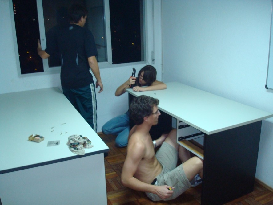 Matías Reina setting up Abstracta's first office with his wife, Magdalena Rodríguez, and his partners Federico Toledo and Fabián Baptista, in 2009 (Federico was taking the photo). Years later, Sofía Palamarchuk would join as a partner.