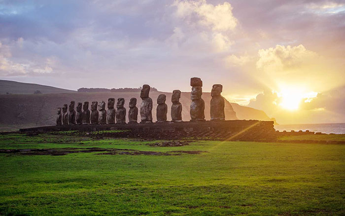 Khám phá tour du lịch Chile - Tổng cộng có tới 887 bức tượng lớn nhỏ khác nhau, chiều cao trung bình 10m, nặng trung bình 75 tấn