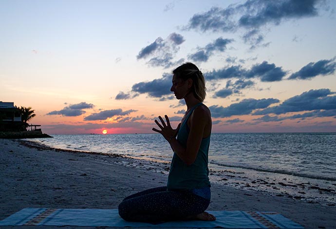 Pratiquer le Yoga vinyasa sur la plage