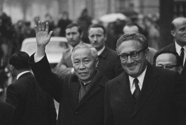 Nhà đàm phán Bắc Việt tại Hòa đàm Paris, ông Lê Đức Thọ và Cố vấn An ninh Quốc gia Mỹ,  Henry Kissinger