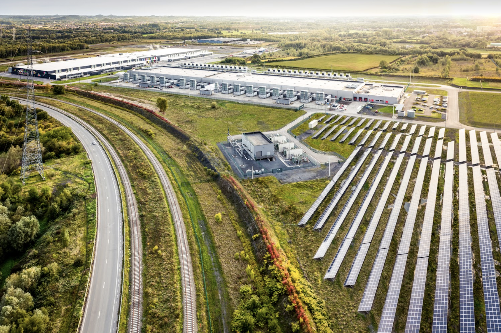 Pannelli solari di fianco al data center di Google in Belgio. Spostare i carichi di lavoro in diversi orari della giornata può aiutare ad allineare l'utilizzo di energia del data center con la disponibilità nella rete di energia solare, eolica o proveniente da altre fonti carbon-free.