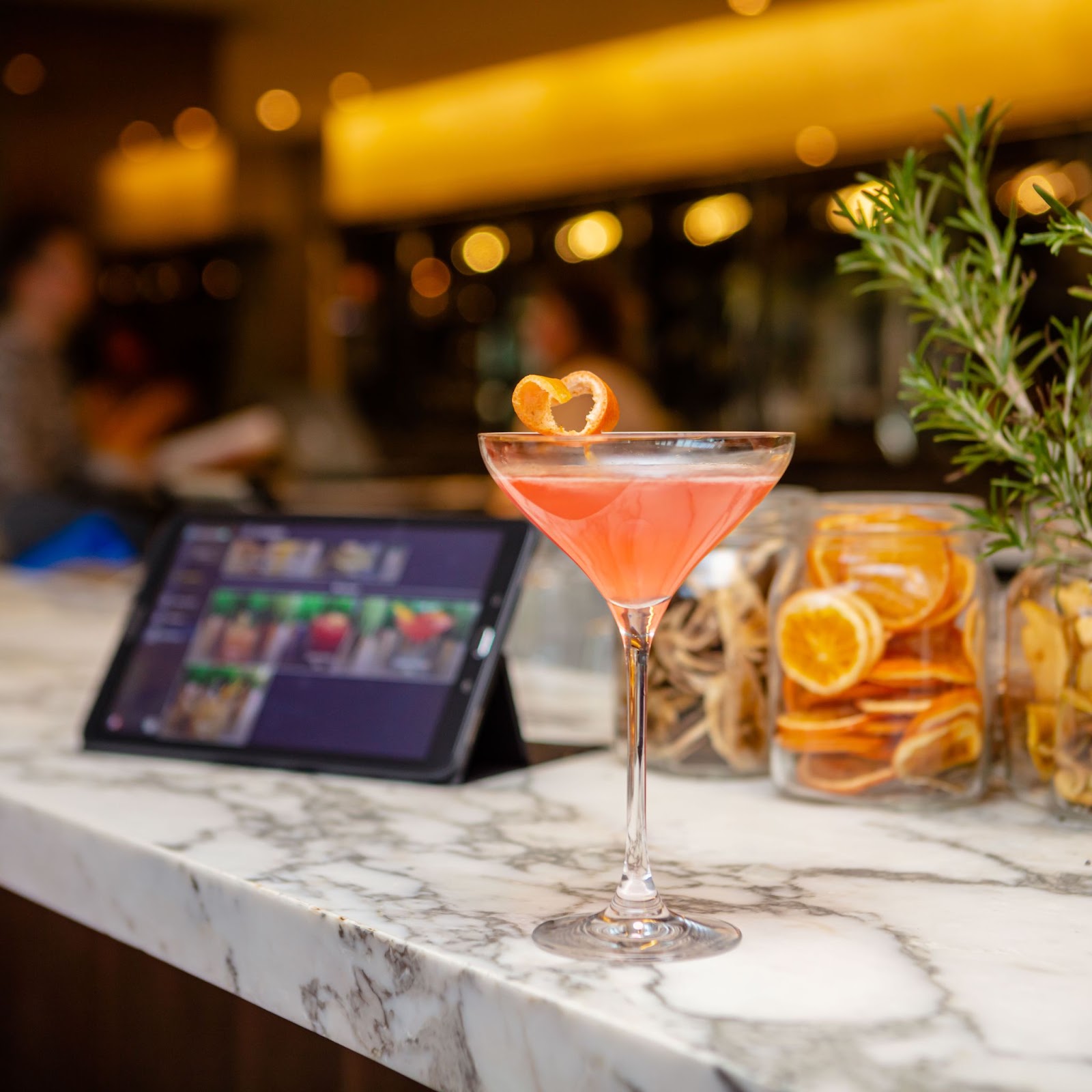 Le menu sur tablette de TastyCloud dans un bar pour promouvoir la carte de boissons