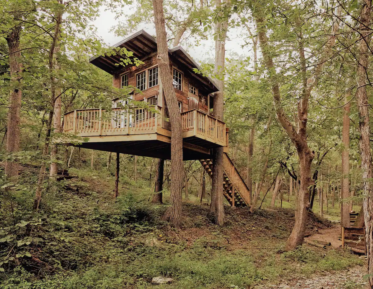 Robber’s Roost at Sundance Ranch – Unique Treehouse Experience with Lake View Near Excelsior Springs, MO