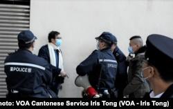 大批警员包围民阵副召集人叶锦龙,一度指控民阵2021元旦日车巡活动违反限聚令, 最后登记叶锦龙身分证资料后放行,没有发出任何告票 (美国之音/汤惠芸)